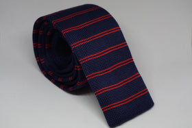 Corbata tejida Lisboa en azul con líneas dobles rojas - Viaggio Chile